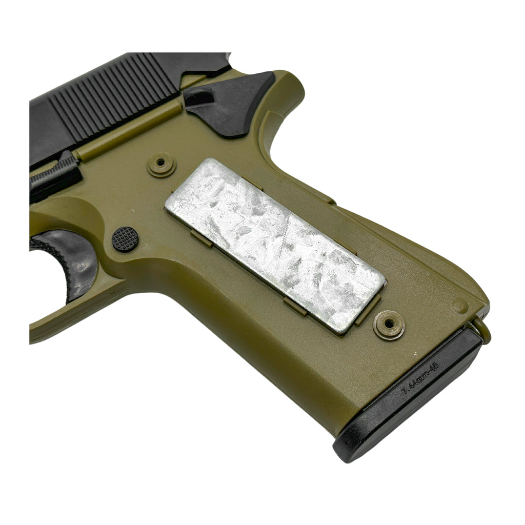 STD Doug Colt 1911 Manual Pistol - Gel Blaster - Its replaceable side grips with metal weight provide an authentic feel, while the aluminium barrel ensures impressive performance.